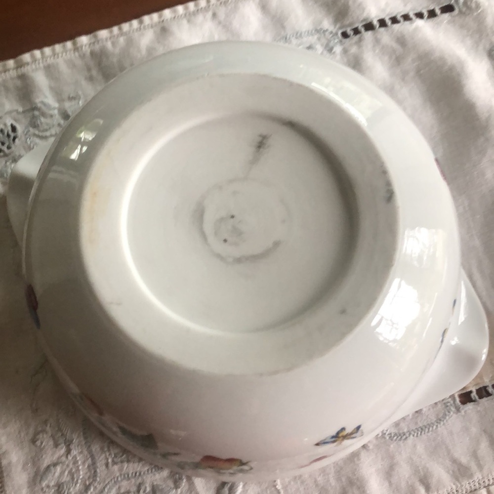 Vintage covered casserole dish with strawberry vine, butterfly and ladybugs. - Picture 6 of 8